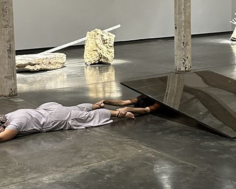 Neha Choksi, Drop (on Stone), live Veranstaltung, 2024. Photo courtesy die Künstlerin
© Neha Choksi, Drop (on Stone), live Veranstaltung, 2024. Photo courtesy die Künstlerin Choksi-2024-Drop_event3_medres - Neha Choksi, Drop (on Stone), live Veranstaltung, 2024. Photo courtesy die Künstlerin